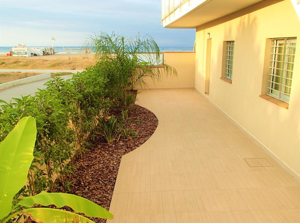 Apartamentos Voramar 卡斯特尔德费尔斯 外观 照片